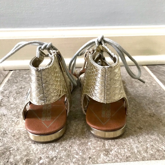 Kenneth Cole Reaction gold sandals, size 13. - Picture 3 of 5